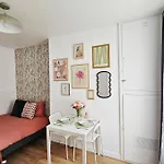 Cozy Little Parisian Nest, Perfect For 2 People