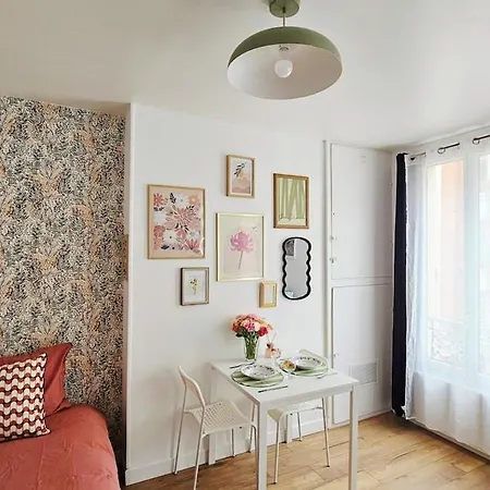 Cozy Little Parisian Nest, Perfect For 2 People